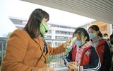 Hà Nội: Học sinh được đo nhiệt độ, sát khuẩn tay trước khi vào lớp học